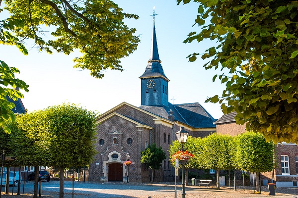 Stevensweert's town square with green trees