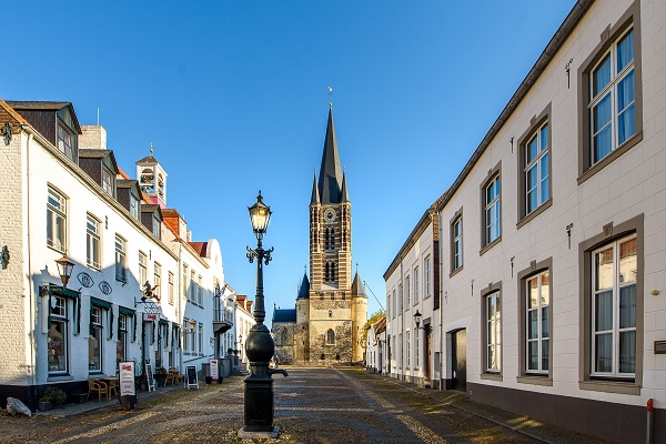 De machtige Abdijkerk torent hoog boven alles uit