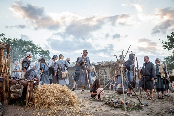 Acteurs aan het werk tijdens het Draaksteken van 2016