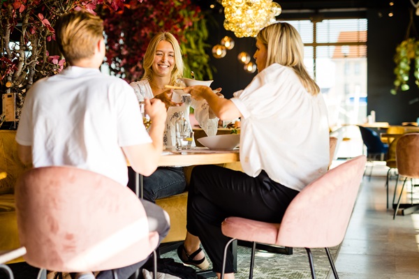 Eine Gruppe von Freundinnen genießt ein köstliches Abendessen im Humphrey's in Thorn