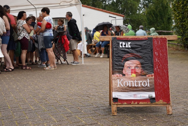 Stoepbord met de aankondiging van een voorstelling tijdens het Limburg Festival