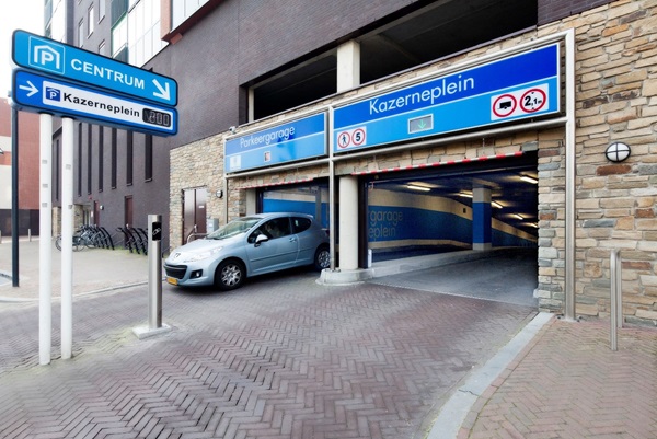 Ingang van de parkeergarage Kazerneplein in Roermond waar net een auto uit komt rijden