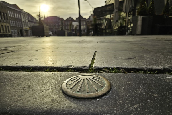 De Sint Jacobsschelp die de route aangeeft van het Pelgrimspad in Roermond