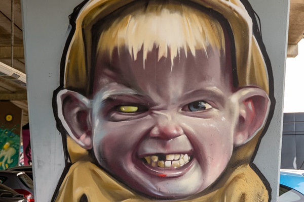 Aggressiver Junge auf einem Pfeiler der Boshover-Brücke in Weert abgebildet