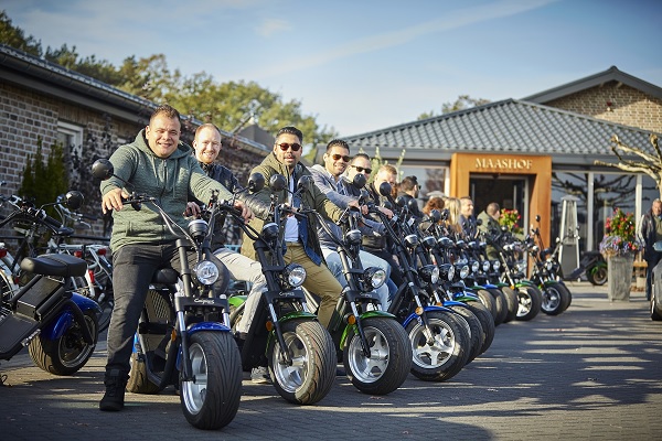 Na het vergaderen is het tijd voor teambuilding op de e-choppers van Maashof Venlo