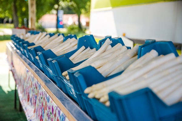 Verse asperges te koop langs de weg bij Rothenbach