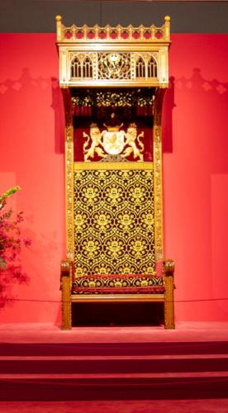 De Koninklijke Troon staat tentoongesteld in het Cuypershuis tijdens de tentoonstelling Van Maker tot Majesteit